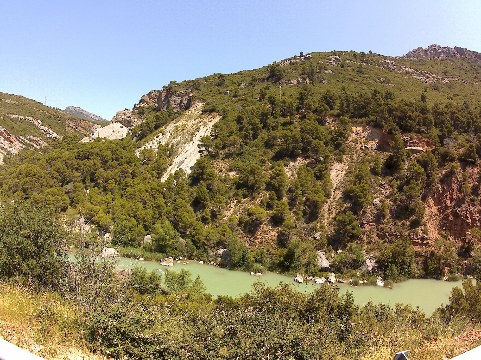 Krásna krajina v údolí smaragdovej rieky.