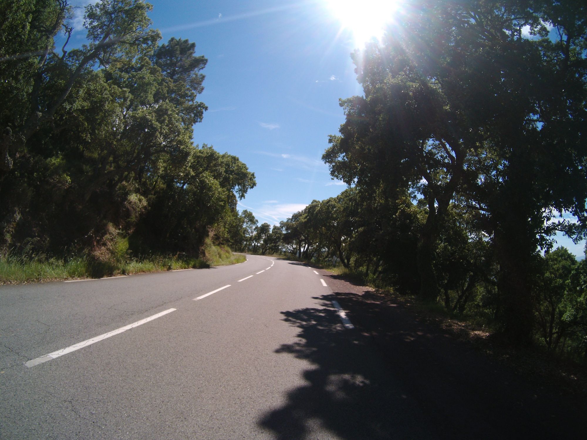 Jeden z pohľadov v pahorkatine, solo rider solo na cestách.