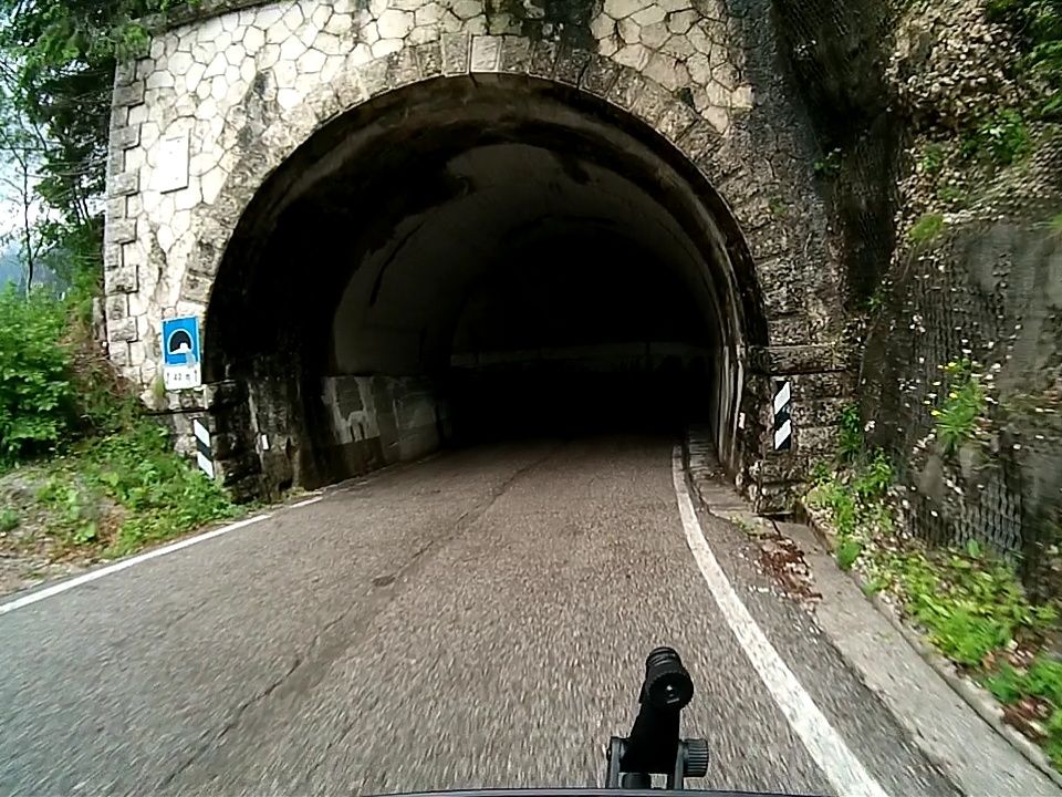 Tunely, kde som sa točil o 180°.