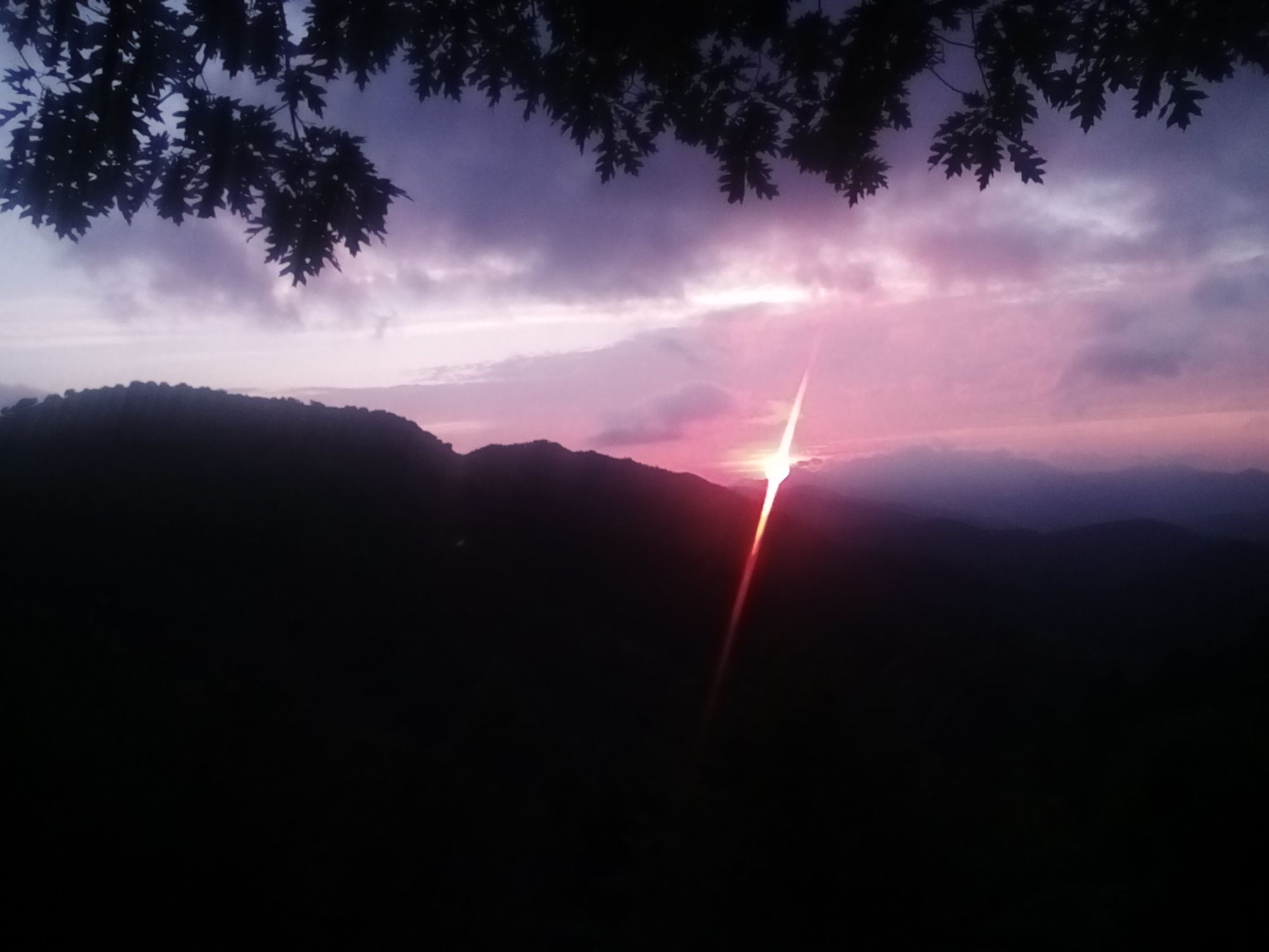 Pohľad na západ slnka z kopcov, asi ešte zvyšky Pyrenejí.