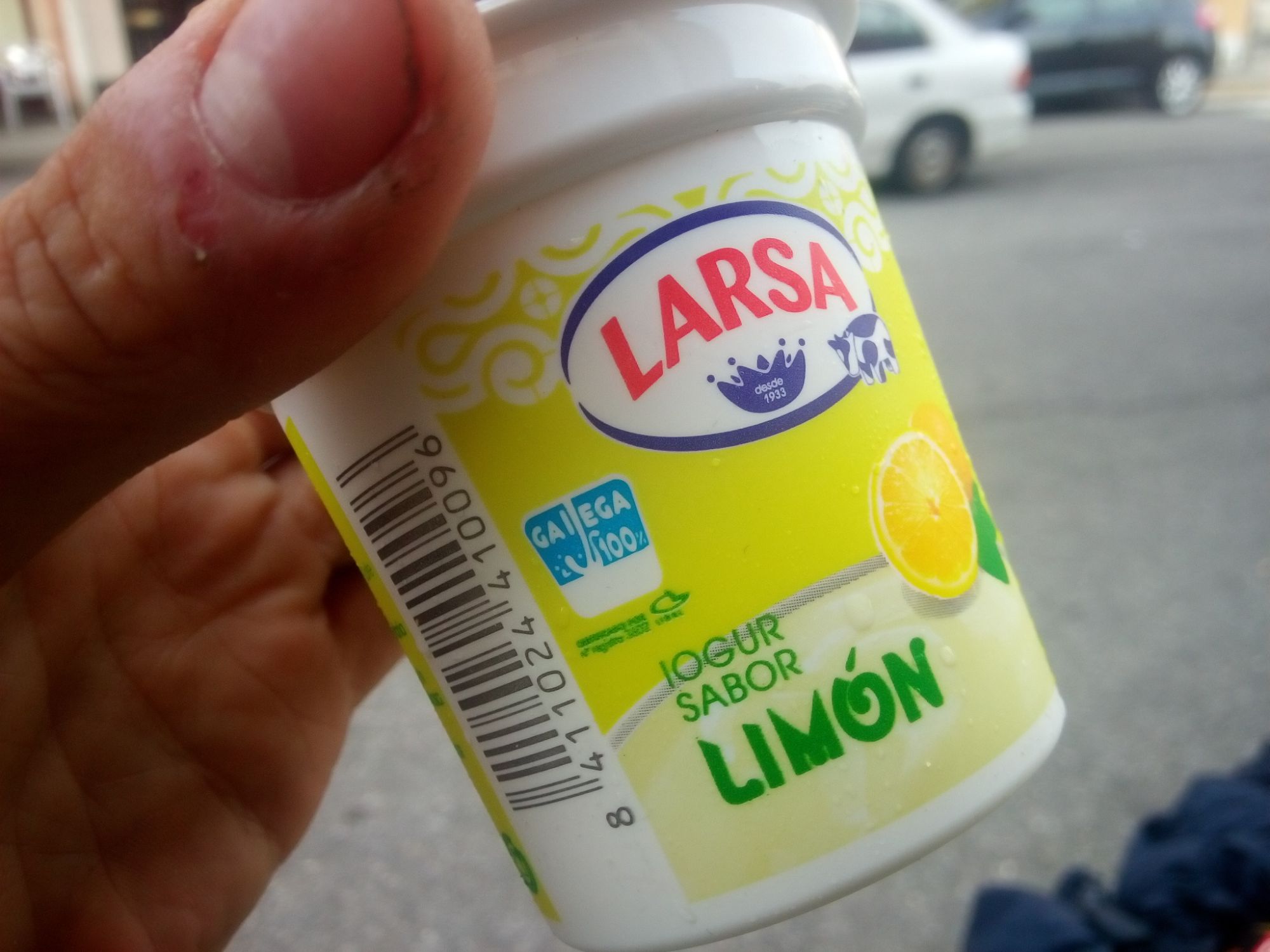 Citrónový jogurtis, tradične potrestaný pred obchodom.